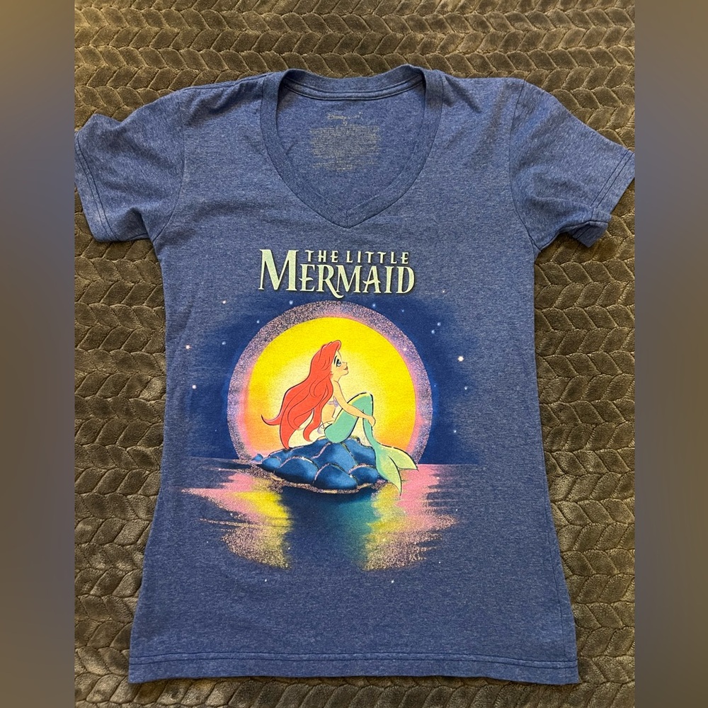 Disney The Little Mermaid v-neck T-shirt XS